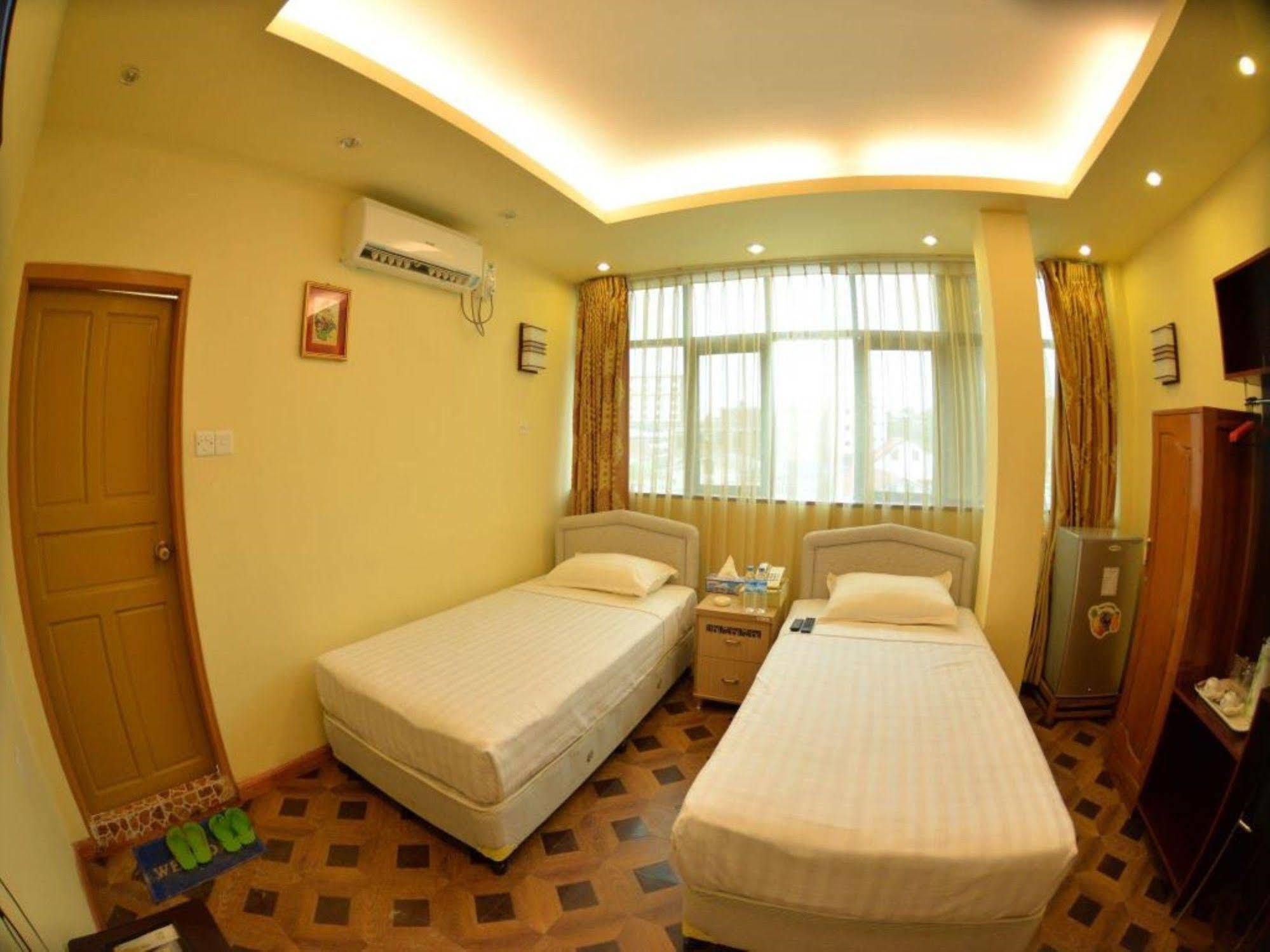New Golden Forward Hotel Yangon Exterior photo